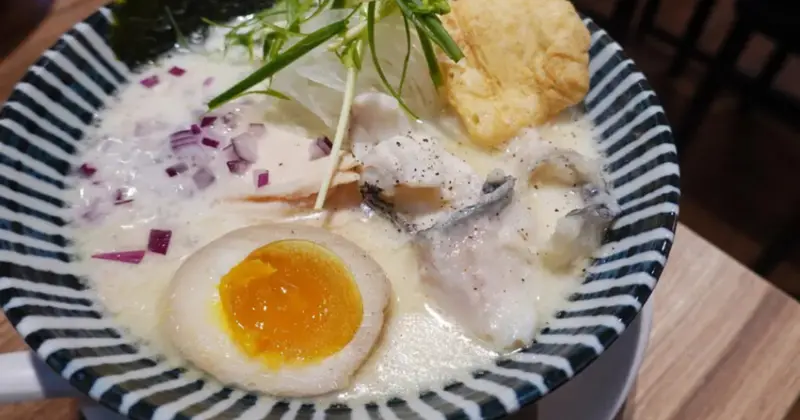 永安市場站美食！四號公園隱藏版「麵屋有漁」濃郁石斑魚白湯拉麵控必朝聖。