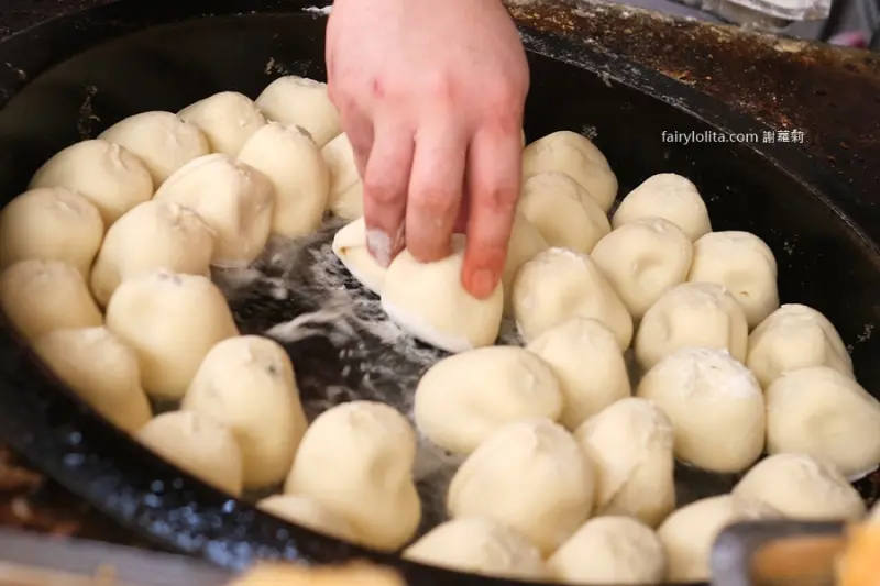 我終於吃到傳說中的爆餡12元水煎包了！值得排隊嗎？