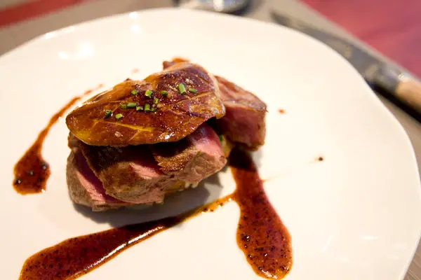 D&C Bistro - 令人驚豔的附餐沙拉及粉嫩誘人的美國頂級紐約客羅西尼牛排