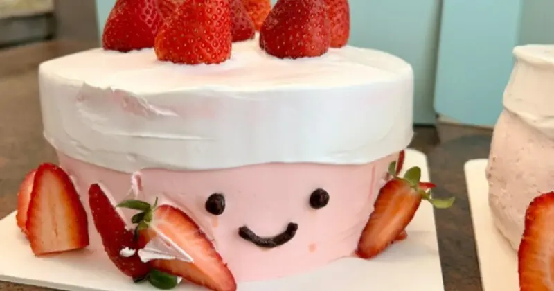 新北蘆洲難哄蛋糕就在這！謙謙手感烘焙限量預訂，草莓布丁內餡超滿足。