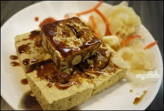 (台北)通化街●湯頭好好喝的得記麻辣咖哩，現炸臭豆腐也推薦來一份喔!