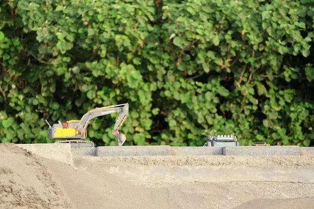 新屋濱海林蔭沙洲 (西濱公路) - 遙控挖土機