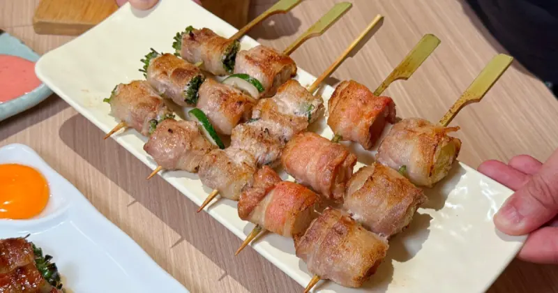 京站美食推薦吃！首間野菜豚肉串燒「堇楽」均一價80元，5大排行先看。