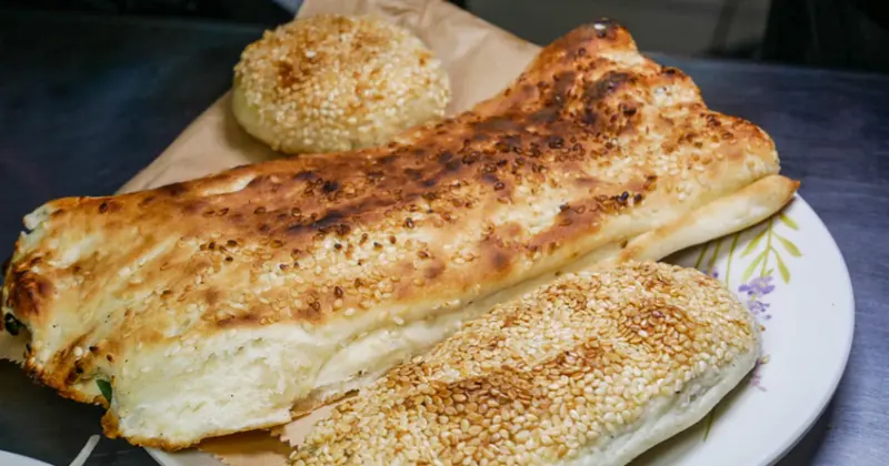 基隆美食必吃阿國碳烤燒餅！在地人激推三角餅 芝麻餅，銅板價超人氣。