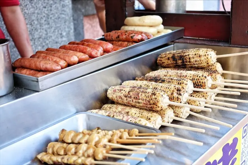 一週只有開2天，香腸口味多種選擇，還有烤玉米、大魷魚、七里香