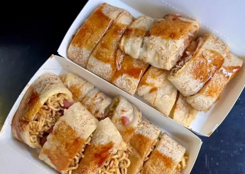 台中中美街超夯早餐！蘇媽媽古早味蛋餅，沒有座位只能站著吃，鴨賞泡麵創意口味超驚喜。