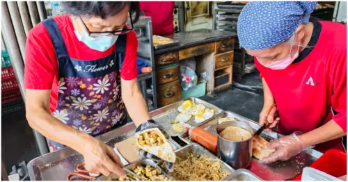 左營眷村傳奇美食！海青王家燒餅 熱賣40年，獨家燒餅夾菜吃過就忘不了。