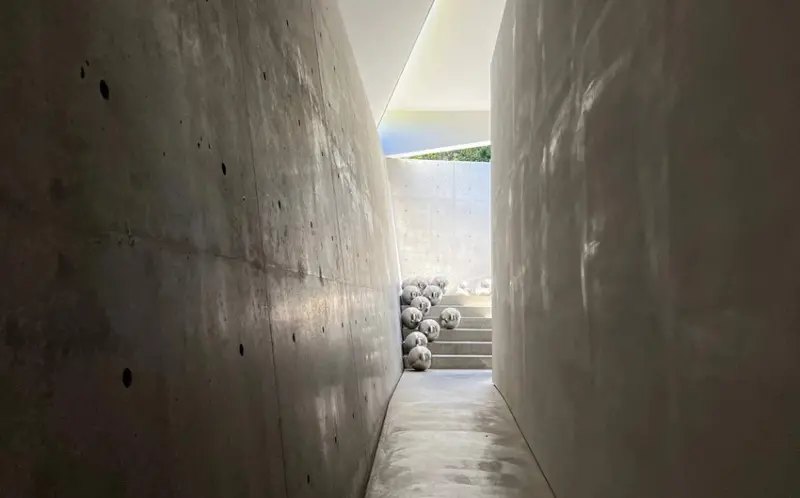 從瀨戶內海直島的一棟百年町家「安藤忠雄博物館」，正式揭開安藤忠雄的建築宇宙。