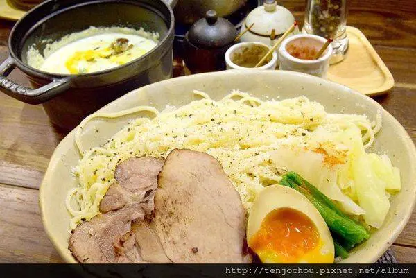 花花，甲飽沒【台北食記】麵屋緣enishi 起司白醬蛋黃柚子沾麵 我心中最好吃的沾麵 京都風拉麵店 信義安和站