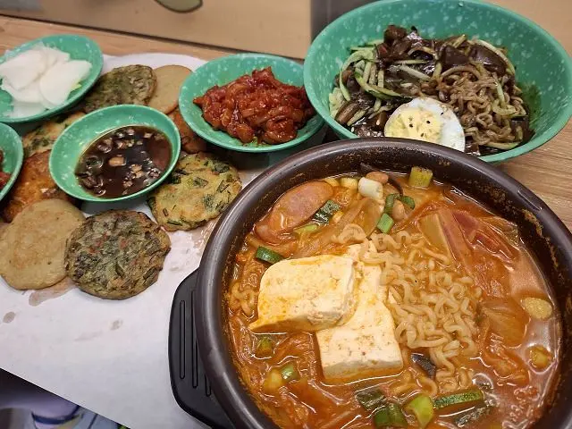 台北中山區韓式料理推薦！家常飯朴老師布帳馬車，小食堂溫馨氛圍吃美食！