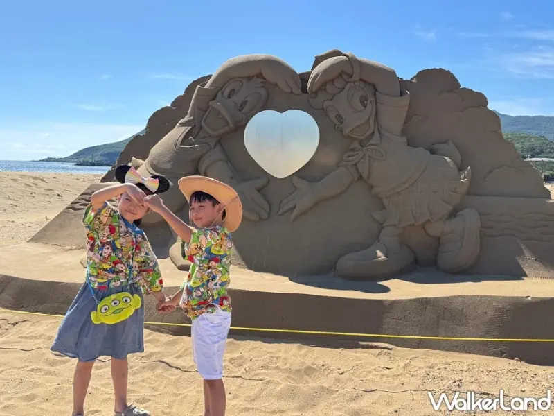 2025福隆沙雕季「迪士尼仲夏歡樂祭」好評延長至10/12！把握中秋與雙十連假最後機會欣賞8公尺高玩具總動員沙雕。