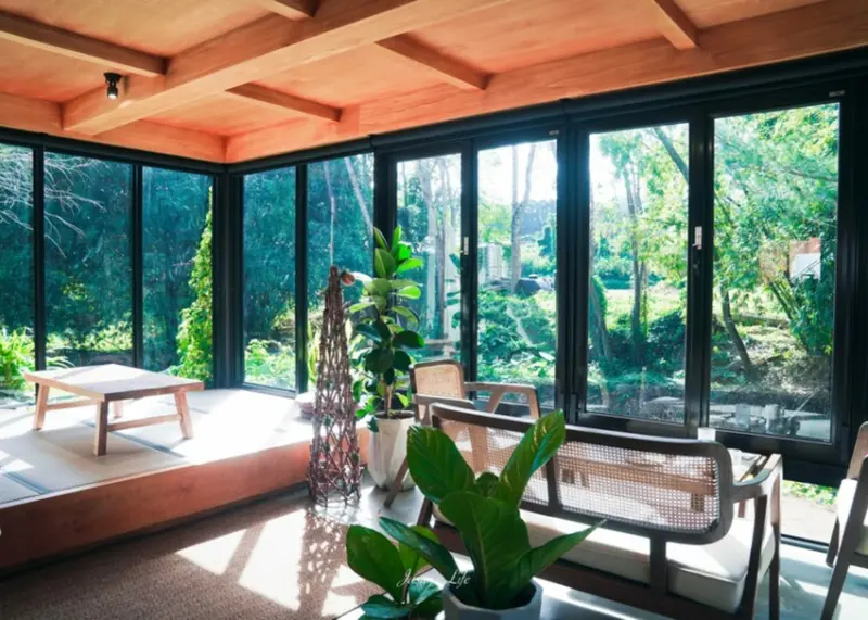 日月潭隱藏版山林透明屋咖啡廳「山影人宅」落地窗美景，搭配鹹甜美食超療癒好去處。