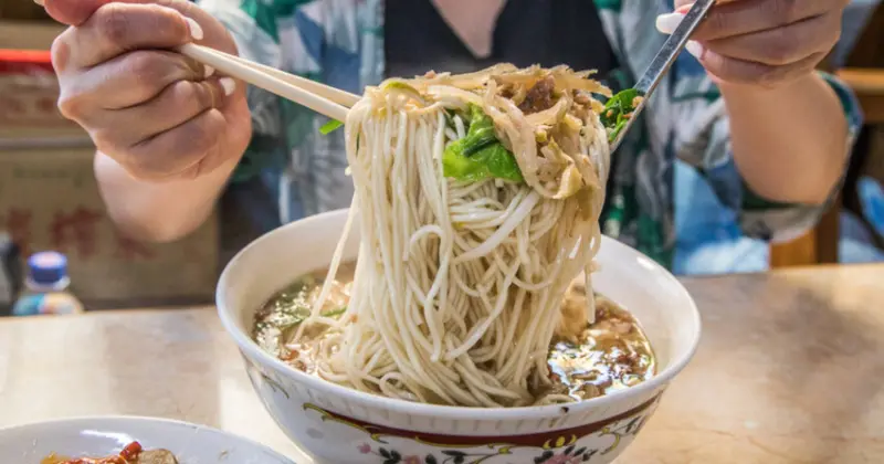 橋頭老麵店爆紅！特大碗榨菜肉絲麵只要銅板價，桃園龍潭60年老店。