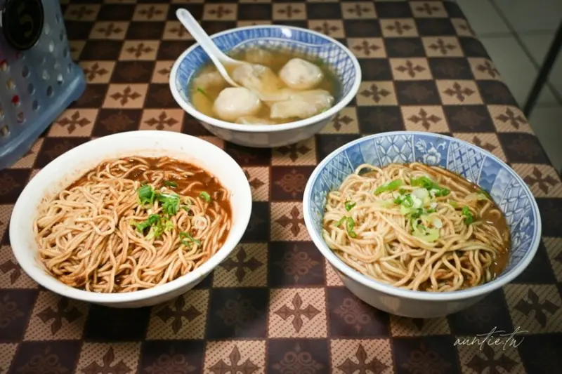 宜蘭超強麵店天天爆滿！農權路炸醬麵胡椒香麻醬麵，在地人從小吃到大。