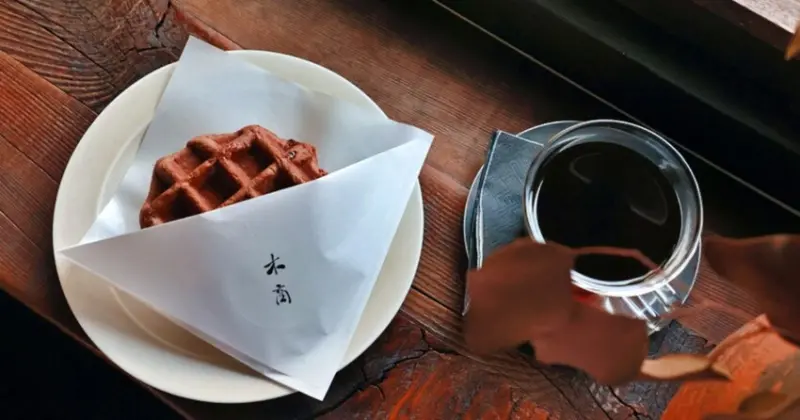 嘉義老宅咖啡廳探訪！60年老宅木商珈琲，吃列日鬆餅手沖單品超搭。