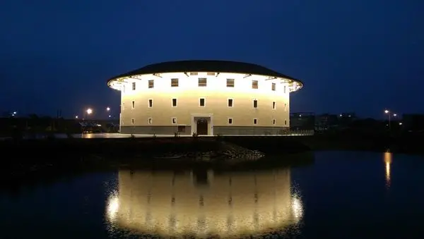 客家圓樓：苗栗代表性夜景！