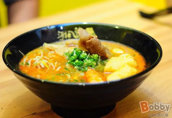 【苗栗美食】涮八秒湯咖哩.平價美食.cp值超高.近苗栗巨蛋.苗栗府前路美食推薦(紅袍川味湯/熔岩咖哩飯/龍鬚胡麻/卡滋大豚排/大阪串炸/溏心蛋/唐楊嫩雞塊/深海花枝丸)