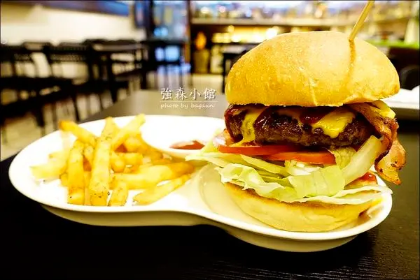 【台中│北屯】強森小館。台中北屯區美食推薦～平價美味的美式漢堡&義麵燉飯，還有許多公仔模型展示的溫馨小館