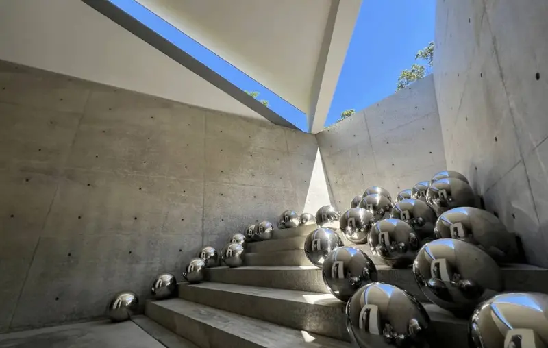 從瀨戶內海直島的一棟百年町家「安藤忠雄博物館」，正式揭開安藤忠雄的建築宇宙。