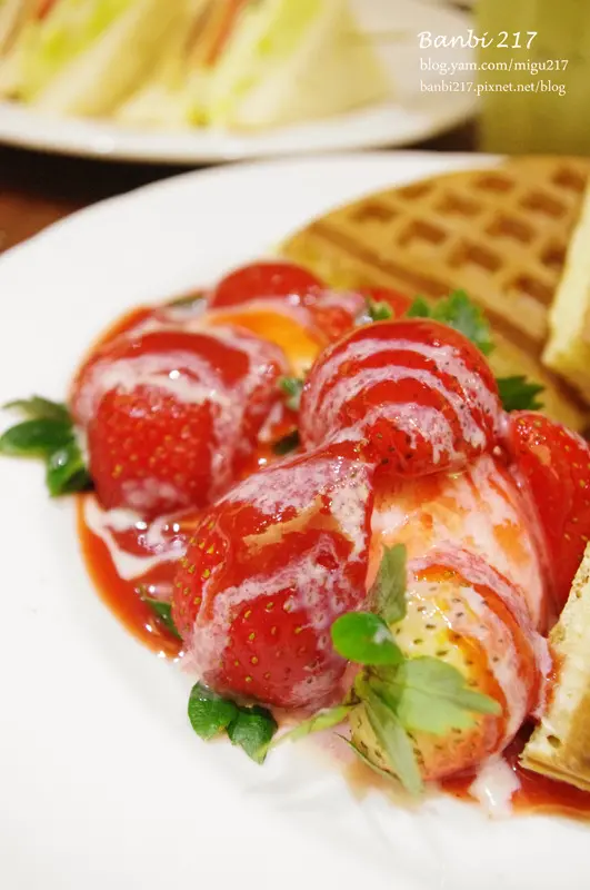 草莓鬆餅與三明治 在米朗琪下午茶