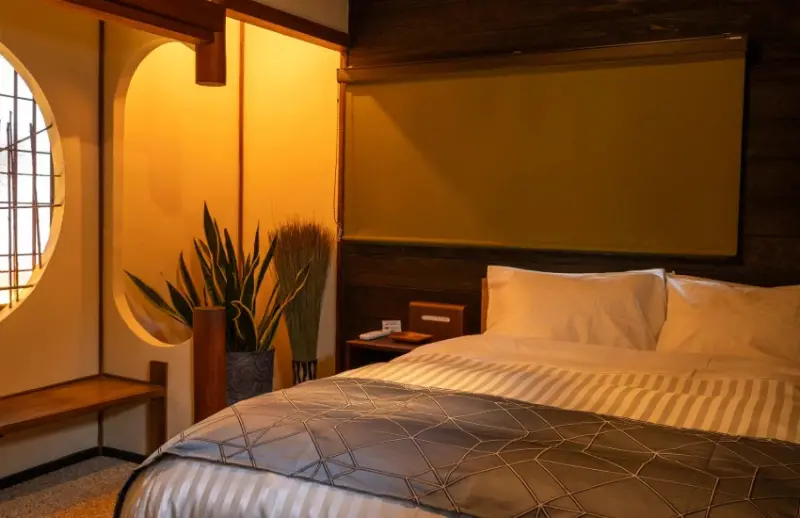 廣島尾道秘境住宿！尾道站5分鐘，140年古船屋改建民宿SAWARA，4人包棟超chill。