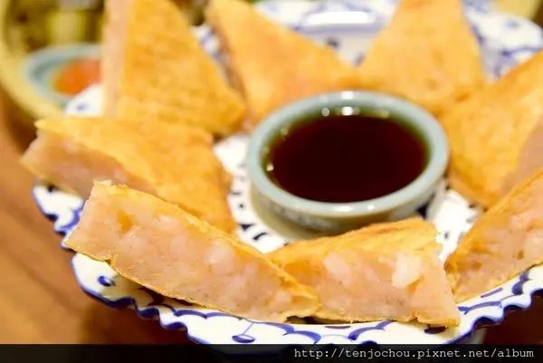 花花，甲飽沒【台北食記】泰集Thai Bazaar 這月亮蝦餅會不會太厚！微風信義好吃泰國菜推薦