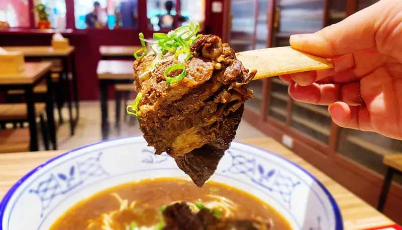 土城板橋牛肉麵推薦【老福家常牛肉麵】吃麵送小菜+紅茶、珍珠奶茶暢飲│肉質等級高，湯頭濃郁好喝，緊鄰亞東醫院週邊美食│板橋土城美食推薦、板橋牛肉麵推薦