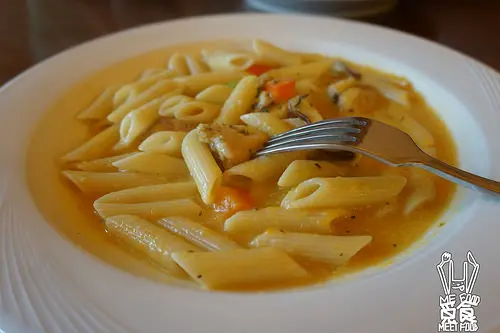 
【洋食】新北板橋 安東尼義式廚房 板橋店 南瓜起司嫩雞筆尖麵 南瓜香甜雞丁好吃
