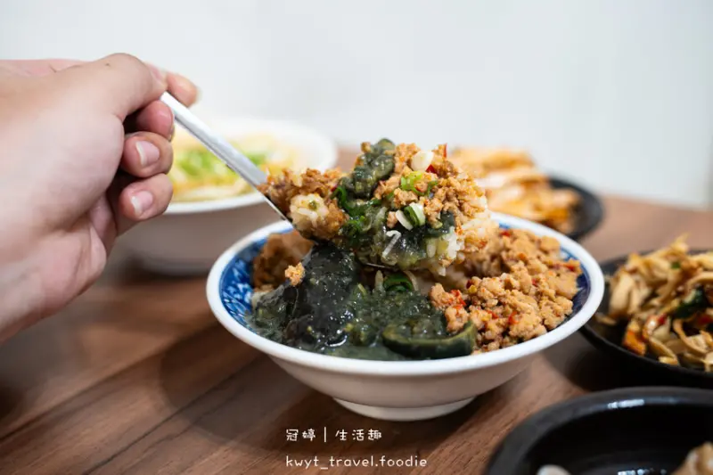 台中北屯區昌平路商圈小吃美食_劉漣麵昌平店，99元套餐有主食有湯，超人氣三色飯，特製皮蛋醬很有料，北屯午餐晚餐推薦_2025菜單 – 冠婷生活趣