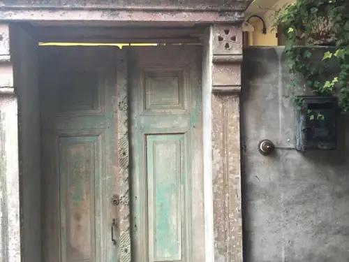 捷運中正紀念堂站 ✿ 香色 ✿ 彎入巷弄發現米色桃花源