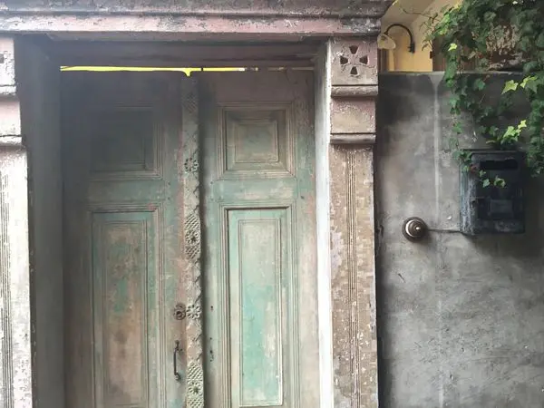 捷運中正紀念堂站 ✿ 香色 ✿ 彎入巷弄發現米色桃花源