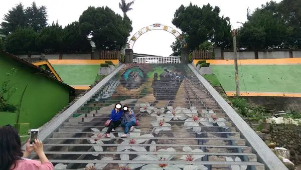 人氣拍照景點：三義建中國小3D彩繪階梯