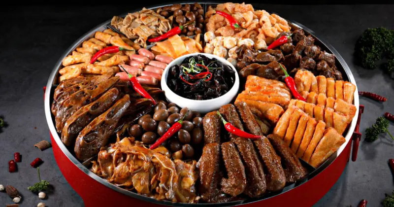 老天祿小心！鼎王新品牌「六米麻辣滷味」插旗西門町，買一送一4大優惠 菜單快看。