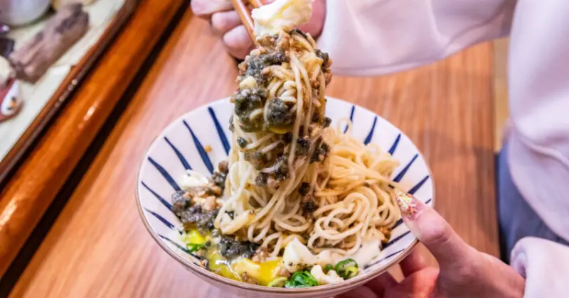 彰化員林人氣美食！姜家麵名錶私房麵 錶店變創意麵館，招牌皮蛋混蛋麵一吃上癮。