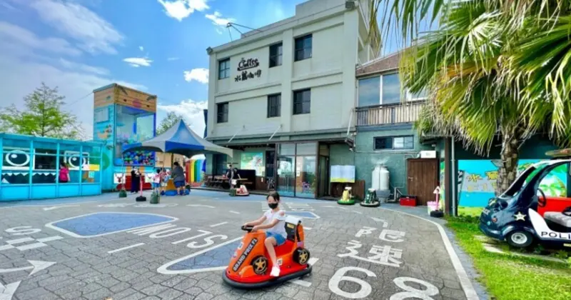 宜蘭礁溪親子餐廳推薦！水鹿咖啡親子館餵水鹿 玩溜滑梯，宜蘭親子旅遊。