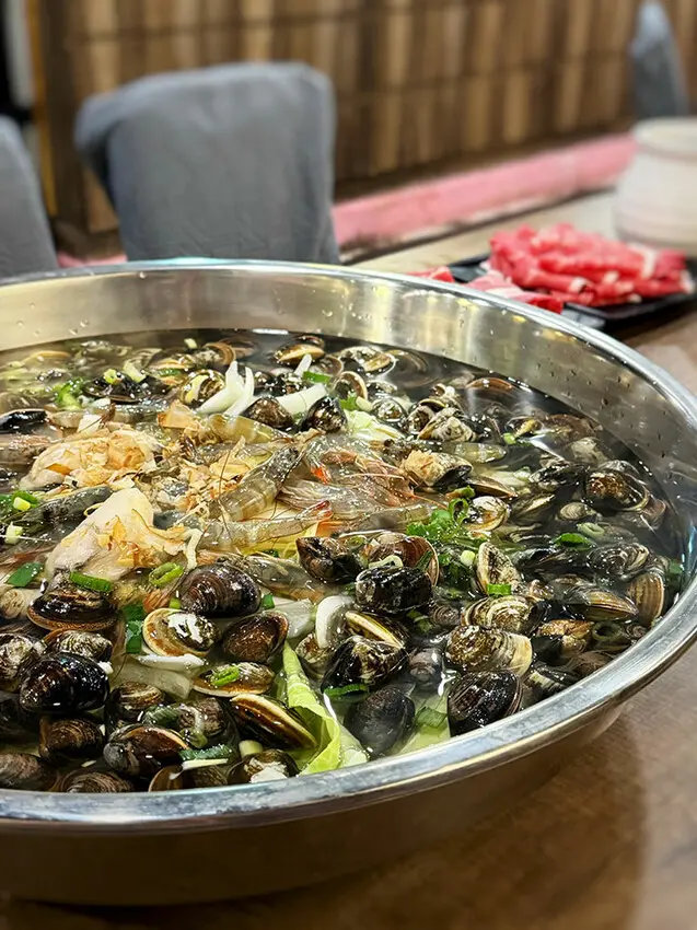 [新竹] 石憶食鍋，新竹最狂海鮮火鍋，上百顆蛤蠣的澎湃盛宴！ 菜單 價位 停車 石頭火鍋