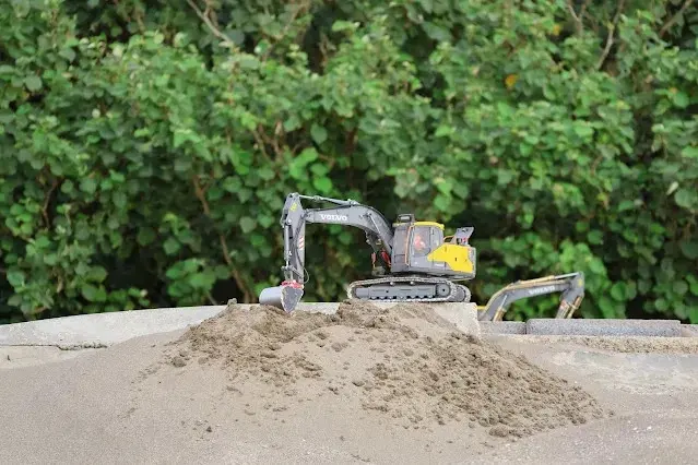 新屋濱海林蔭沙洲 (西濱公路) - 遙控挖土機