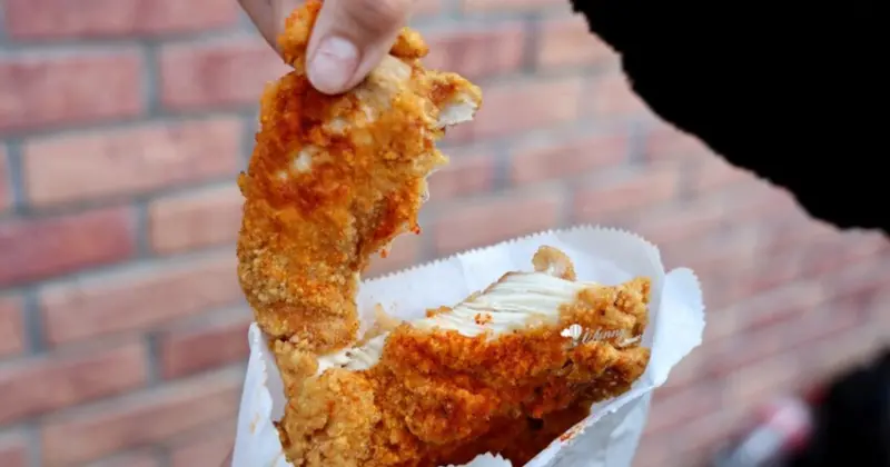 南機場夜市必吃好吃炸雞！夜市王冠軍炸雞，比臉大雞排肉嫩多汁人氣爆棚。