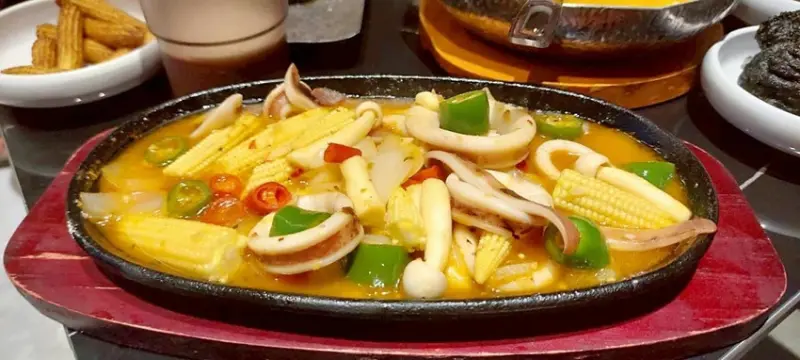 美食｜高雄美食推薦「這間串燒」，最Chill吃到飽 KTV，