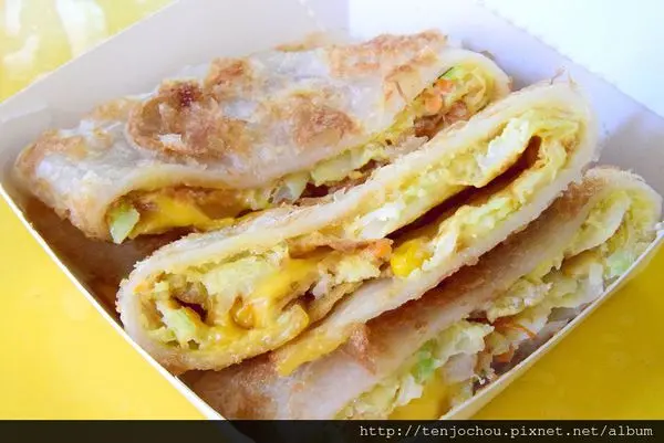 花花，甲飽沒【台北食記】艾搗蛋手工蛋餅 高麗菜起司果然是最佳拍檔 華山市場善導寺必吃美食