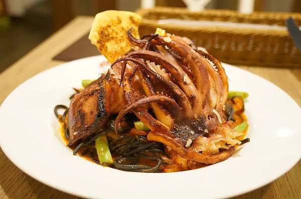 台北美食推薦-超大隻威尼斯茄汁墨魚麵在"Mushroom Forest蘑菇森林義大利麵坊"