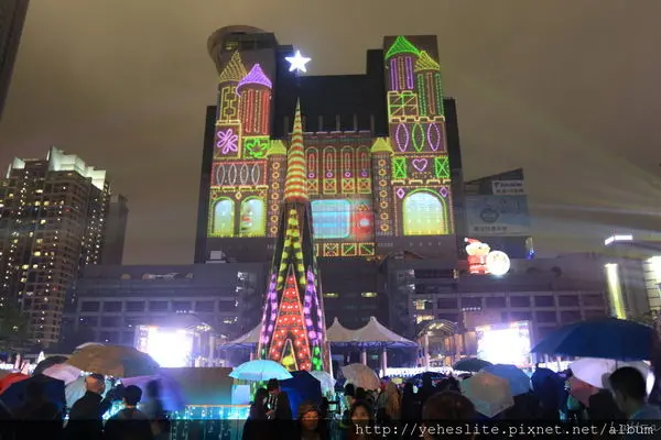 2016新北市歡樂耶誕城 - 細雨裡漫步在浪漫台北街頭，回眸在五光十色的絢麗耶誕時光