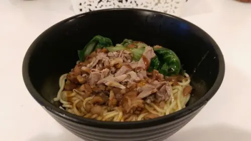 鴨魯飯：鴨肉軟嫩多汁，不輸鴨肉許(永和)
