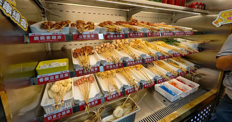 逢甲夜市人氣炸串！憨哥倆每串35元獨門秘油製程，酥脆多汁銅板美食首選