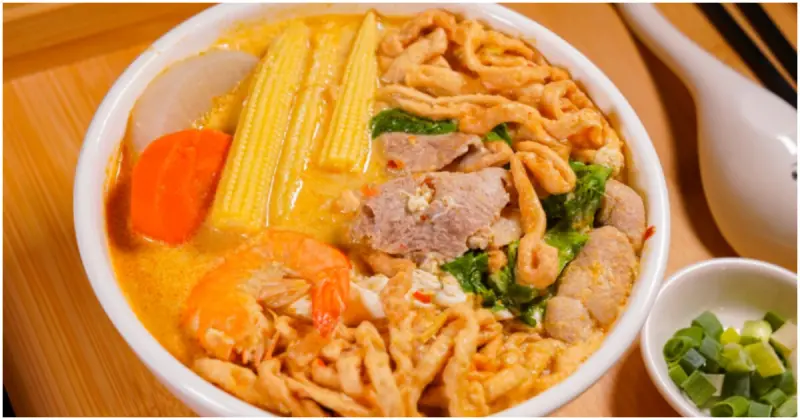 高雄鍋燒麵推薦！謙稻鍋燒湯頭真材實料，剝皮辣椒與叻沙風味都不容錯過。