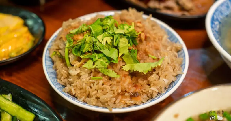 宜蘭冬山車站旁美食推薦！阿婆油飯從早餐賣到宵夜，在地人銅板美食名單。
