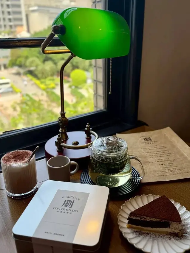 【西門咖啡廳推薦】4F劇場咖啡西門店：中山堂中穿越時光的懷舊咖啡廳重新開幕，一探古蹟裡的咖啡秘境︱捷運西門站