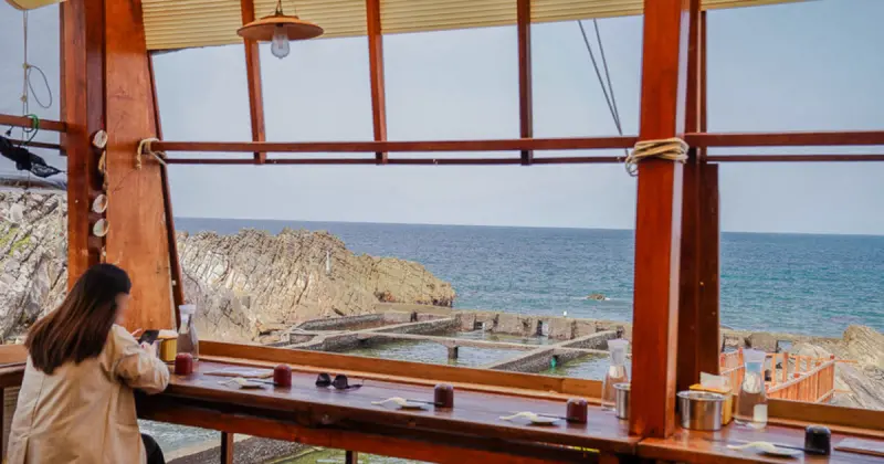 福隆沙雕季美食名單！貢寮人氣美食7間推薦，海景第一排 大份量海鮮餐廳必吃。