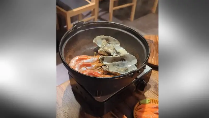 距離新宿西口步行5分鐘,【おすすめ屋PREMIUM 新宿西口店】一登場就成為話題。這裡居然能以3,300円享用海鮮&關東煮等130道料理吃到飽+喝到飽,CP值高到驚人!新鮮海鮮&熱騰騰的關東煮任你吃到飽!還附奢華牡蠣與海鮮囲炉裏蒸!海鮮刺身升級拼盤、鮭魚生魚片、鰹魚炙燒豪華吃到飽!大根、雞蛋等經典品項,還有燒賣、串燒、燙牛舌關東煮等,品項豐富多樣♪最後用關東煮高湯做的海鮮茶泡飯暖心收尾。甜點種類豐富,包括雪見大福、蕨餅等。