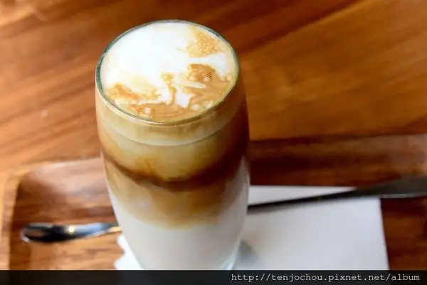 花花，甲飽沒【台北食記】民生工寓 復古工業風不限時cafe 免費插座無線網路松山民生社區咖啡店推薦